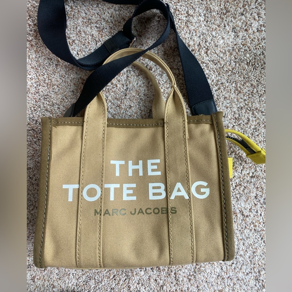 Marc Jacobs Tan and yellow trim medium Tote Bag Vguc strap canvas